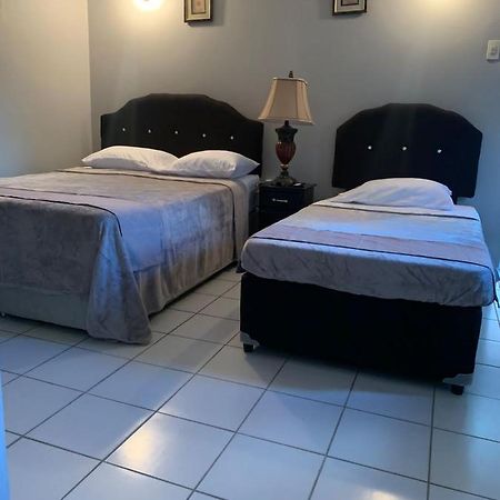 Derick'S Inn Piarco Exteriér fotografie